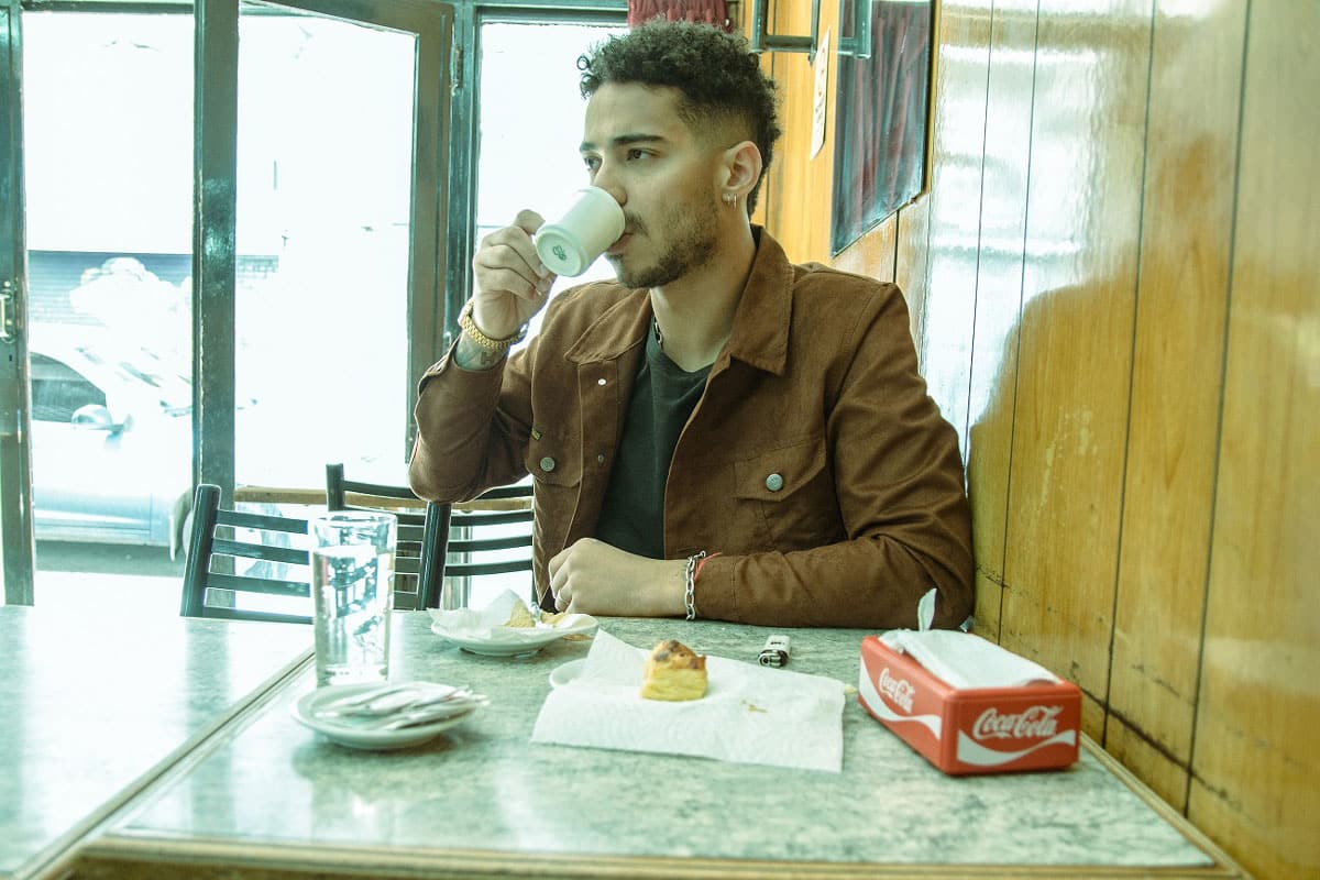 Juane Pelegrin: "Lo cotidiano está presente" - "Es un álbum de indie folk, que desprende varias aristas –explica Juane Pelegrin-. Por un lado, el desafío estético que radica en explotar la urgencia creativa, hacer canciones sin patrones, sin estándares, ni límites. Donde todo vale, tanto a nivel lírico como sonoro. Por otro lado, sirve de nexo con mi historia y mis raíces. Sin ser un disco de salsa, tiene muchos tintes referidos al género y su estética. Busqué explotar el proceso de hacer canciones desde un lado minimalista y de autoexploración. Donde en cada paso aprendía a hacer algo nuevo. El lado A de la edición en cassette aborda el encierro, mientras que el lado B aborda la calle y la noche". Juane Pelegrin