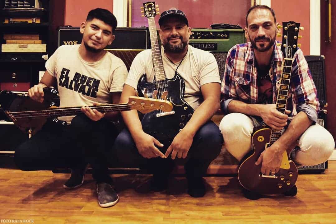 La Suprema: "Este EP es como el nacimiento de un hijo" - La Suprema Rock And Blues está presentando su primer EP titulado "Adrenalina al corazón", que cuenta con la participación de Walter Piancioli de Los Tipitos. La banda oriunda de Avellaneda está compuesta por Andrés "El Chiqui" Fernández (guitarra y voz), Sergio Navarrete (batería) y Matías Gómez (bajo). Matías nos comentó como fue la producción de su primer proyecto musical y las distintas sensaciones. La Suprema