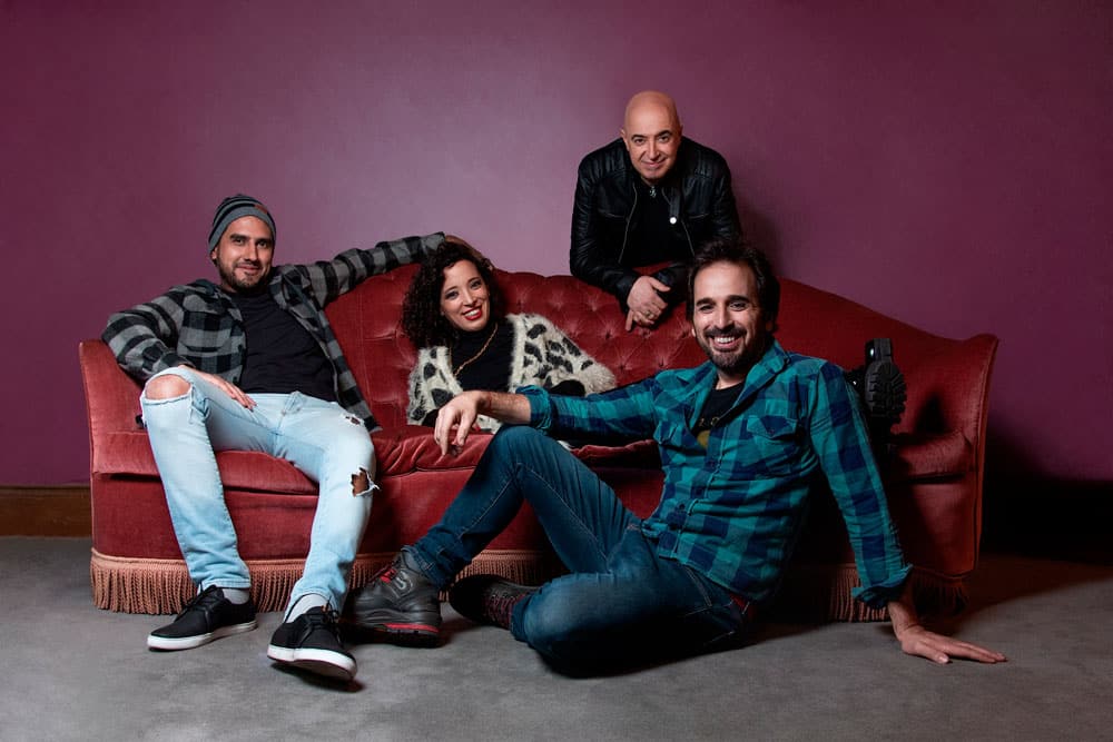 Laika: "Era muy notorio que había dos corrientes internas" - En 2007 Laika lanza su primer EP "Seis canciones" y tres años más tarde, su primer disco "Venimos en son de fa". Ambos de la mano de Leo Fucci en producción. Una década después de una ardua búsqueda de formación, acompaña nuevamente a Laika; estabilizada en la voz, composición y segunda guitarra de Leticia Monge; con arreglos y primera guitarra de Juan Etchepare; el bajo de Gabriel Di Leva; y la base original a cargo de Gustavo Sánchez León. Laika
