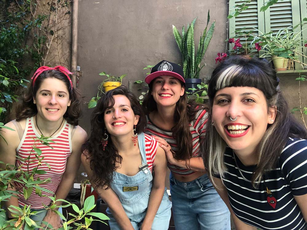 Las Gipsy: "Quedamos super contentas y conformes con el resultado" - "En este primer álbum buscamos mostrar un poco de nuestra esencia, nuestra forma de componer con frescura y alegría –describe Darinka Tejera, voz y flauta de Las Gipsy-. También hay canciones más oscuras que muestran quizás una arista más reflexiva y profunda de nosotras". Las Gipsy