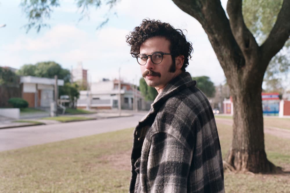 Leandro Aquistapacie: "Este disco representa un proceso de madurez en lo personal" - El cantautor uruguayo Leandro Aquistapacie presenta su segundo disco de estudio "Capitulo 2". El disco fue realizado en Uruguay y Argentina, cuenta con 10 canciones en donde combina distintos ritmos musicales. El artista además de lanzar su proyecto solista, participa de otras bandas de la escena musical montevideana como Algodón y Piel. Leandro Aquistapacie. Foto: Valentina Leoncini