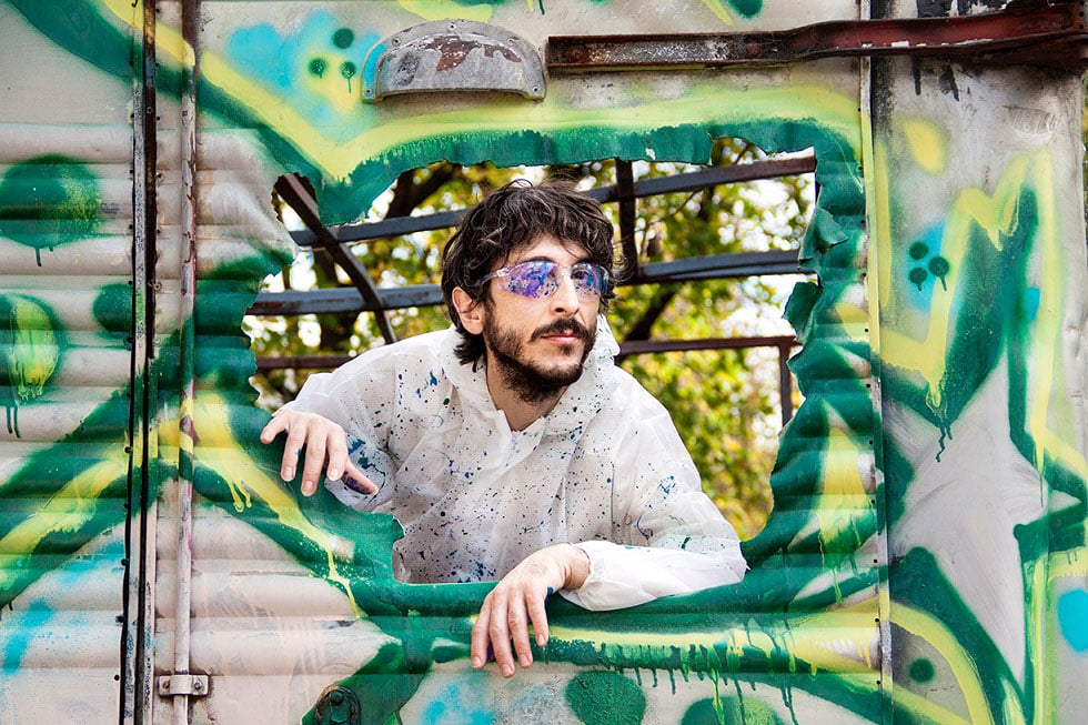 Leandro Ba: "Hay que repensar lo que asumimos como normalidad" - "Hay guitarras criollas que se expresan y dialogan con un sonido eléctrico con el bajo, la guitarra eléctrica y la batería –describe Leandro Ba-. La propuesta musical es crear una tensión artística entre el rock y el folklore y abrir el juego. El trabajo vocal que me propuse es el resultado de la convivencia entre la musicalidad y las letras, que son las que guían la dirección de la canción. Lo que canto está en función de lo que dice y expresa el texto creado y elegido. Es mi primer disco como solista y autor de música y letra, así que también es un gran desafío artístico que me complace transitar". Leandro Ba