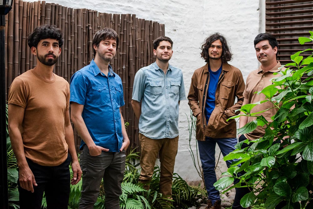 Los Bicis: "Sentimos que dimos un paso hacia la madurez" - "Entendemos que las dinámicas en nuestra forma de trabajo van cambiando, y ese recorrido nos cambia como banda –explica Damián Malusardi, guitarrista de Los Bicis-. La canción sigue siendo nuestro propósito, pero esta vez alcanza parajes y caminos desconocidos y novedosos. Desde la forma que dio inicio a esta nueva etapa, en una situación poco normal como la que vivimos actualmente, sentimos que dimos un paso hacía la madurez como banda, con un recorrido riguroso, metódico, inteligente y firme de principio a fin". Los Bicis