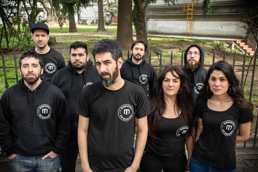 Mamazuka: "Cada canción elegida tiene su par" - "Durante la grabación de las canciones nos fuimos dando cuenta de que cada canción elegida tenía su par, otra canción que combinaba perfectamente; así fue que decidimos partir la obra en tres, sumado a la decisión de cambiar el estilo de arte de tapa y contando con los dibujos de Pablo Montero, fuimos armándola y dándole sentido", explica Wino Cárdenas, voz cantante de Mamazuka. Mamazuka