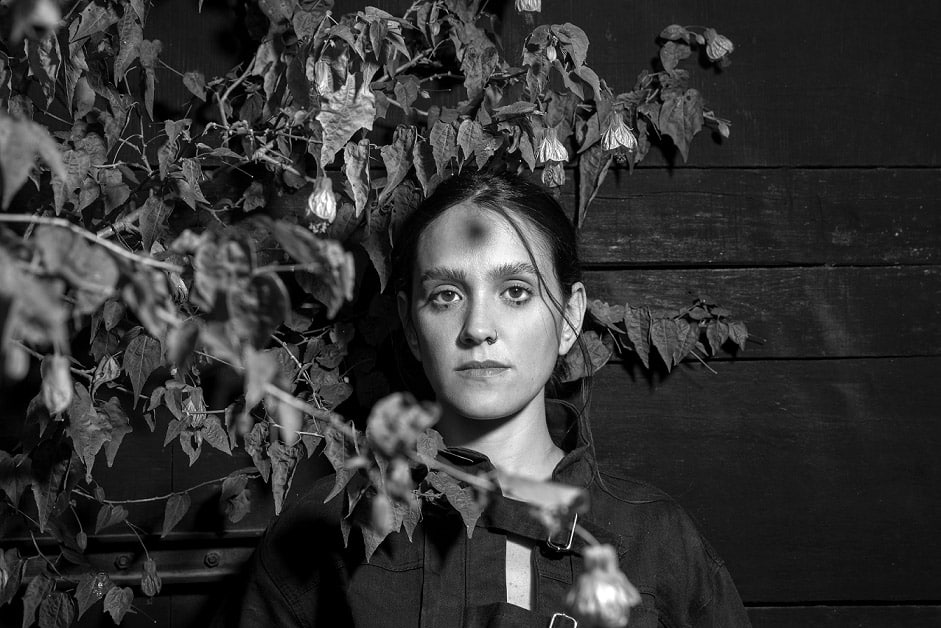 Manuela de las Casas: "Es una canción con potencia, fuerza y bronca" - "En la sesión grabamos 2 canciones: ‘Antes que el agua’, que salió al toque de ser grabada, y ‘Me eleva’, que quise guardarla para que salga después de la versión del disco –cuenta Manuela de las Casas-. Elegí ‘Me eleva’ porque tiene dentro el concepto del álbum. Es una canción con potencia, fuerza y bronca, que quiere a la vez transmitir algo amoroso, abierto y hasta incondicional. Pura ambivalencia, que es una cuestión que aparece en todo el disco. También me motivaron las ganas de ir armando y mostrando cómo llevamos el sonido del álbum al vivo". Manuela de las Casas