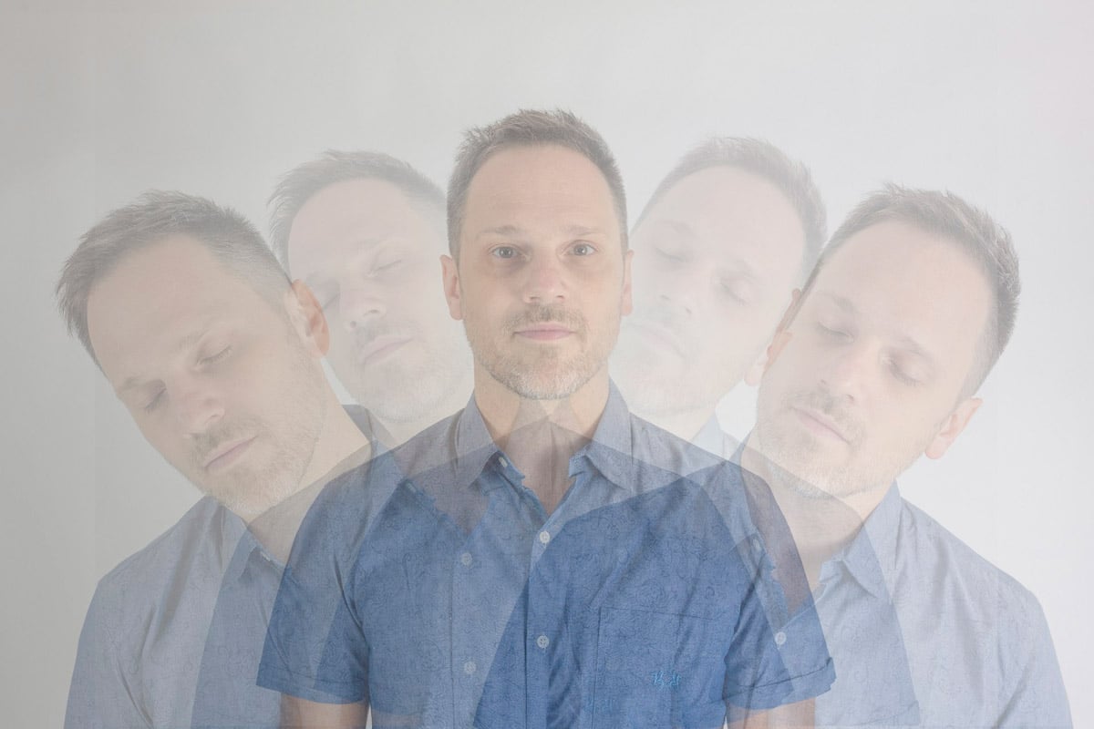 Martín García: "En esta ocasión viajé hacia la intimidad" - "‘15 Seis’ es un viaje hacia adentro –sentencia Martín García-. Es una alternativa de respuesta a mis eternas preguntas: ¿Quién soy cuando compongo música? Y ¿Cómo silenciar los mandatos al momento de hacerlo? ?El resultado podría definirse como tres células compuestas por: tres canciones movidas, tres aires de zambas y tres con un beat más lento. La sonoridad de este disco tiene mucho que ver con la visión de su productor, Javier Montalto, que sugirió que lo lleváramos hacia un lugar despojado y honesto, pero muy potente; al que nunca podría haber llegado sin su ayuda. Traté de mostrar el tipo de música que me gusta como oyente. Intenté trabajar las melodías casi artesanalmente, nota por nota, como un tejido de telar; lo que me llevó a encontrar una nueva voz cantada que me gusta mucho. Busqué un paisaje tridimensional desde lo sonoro, que tuviera mucha espacialidad economizando elementos. Busqué contar quién soy en este momento, o lo que es algo parecido, mostrar mi hogar que queda en un piso 15, departamento seis". Martín Garcia. Foto: Laura Vallejo