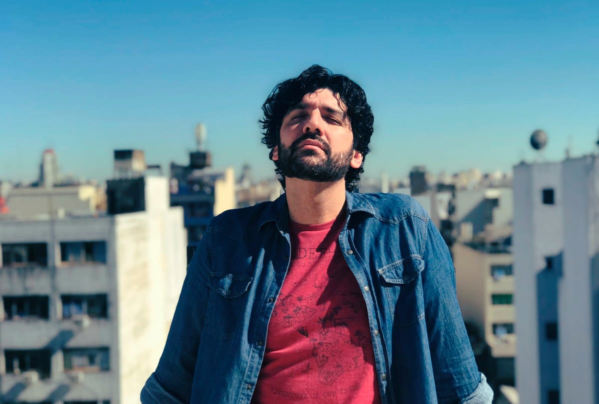 Matías Guastoni: "Es una de esas melodías que uno guarda por un tiempo, hasta que es momento de darle forma" - Matías Guastoni nace en Capitán Bermúdez (Santa Fe). A los siete años empieza a tocar la guitarra y desde los catorce compone, interpreta y produce profesionalmente sus canciones. Además de participar en numerosos proyectos como sesionista y colaborador, es multiinstrumentista (guitarra, canto, batería, bajo y piano) y se ha dedicado a la docencia, como actividad paralela, desde su adolescencia. Matías Guastoni