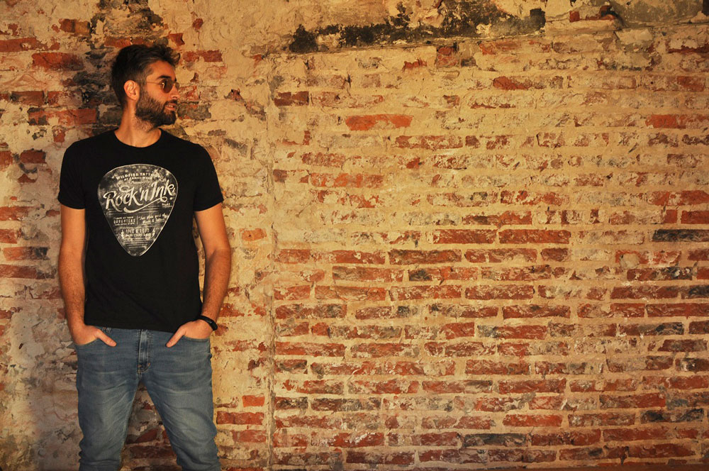 Maxi Feroleto: "Las verdaderas cadenas son aquellas que no logramos ver" - "Totalmente inmersos en la era digital y, más aún, en estos tiempos de distanciamiento social, es necesario preguntarse de qué modo vivimos y si estamos a gusto con todo esto –remarca Maxi Feroleto sobre el significado de su nuevo single-. Si realmente la tecnología está al servicio de la humanidad o es que la ecuación se invirtió y nos hemos convertido en su servidumbre. Esa es la propuesta de la canción: Las verdaderas cadenas, las más efectivas, son aquellas que no logramos ver". Maxi Feroleto