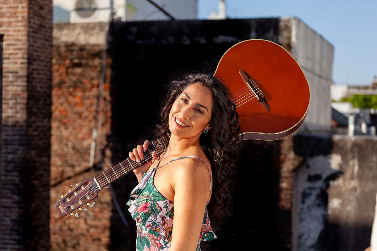Mora Mesón: "Siento la evolución en animarme a mostrar lo que soy a través de mi música" - "Se trata de una mujer que ama la libertad, ama despertar y ver qué trae el nuevo día, ama decidir su rumbo a cada instante –explica Mora Mesón sobre su nuevo single-. Un bello día de sol, sus ganas de volar, de vivir nuevas experiencias, la llevan a decidir alejarse de su pareja, y salir a conocer el mundo. Viaja a un lugar maravilloso, repleto de verde, agua fresca, viento y música. Estando allí, con todo lo soñado, comienza a escuchar su corazón y descubre la posibilidad de encontrase con lo que siente profundamente. El mensaje que busco mostrar en esta canción es justamente eso, la importancia de encontrarse con los sentimientos más profundos y verdaderos de uno mismo y actuar en consecuencia". Mora Mesón