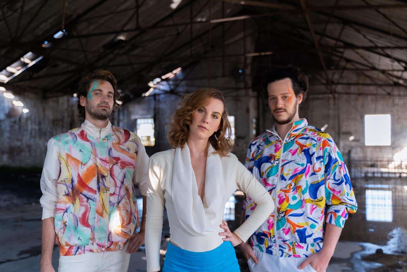 Moxa: "Soy muy afortunada por poder cantar y tocar estas canciones" - El trío presenta su álbum debut "Revelando lo verdadero", con composiciones propias que apuestan a una búsqueda innovadora desde la composición, los arreglos, la instrumentación y las letras. Moxa