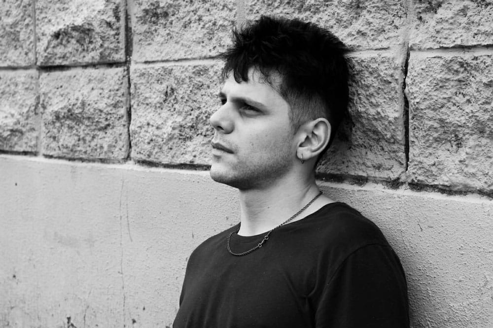 Nicola Carrara presenta su nuevo single: "Obnubilado" - Este músico multi-instrumentista y productor es oriundo de Resistencia, Chaco. Está radicado en Buenos Aires desde el 2015 y dio sus primeros pasos en la música haciendo pequeños shows acústicos en la ciudad. Nicola Carrara