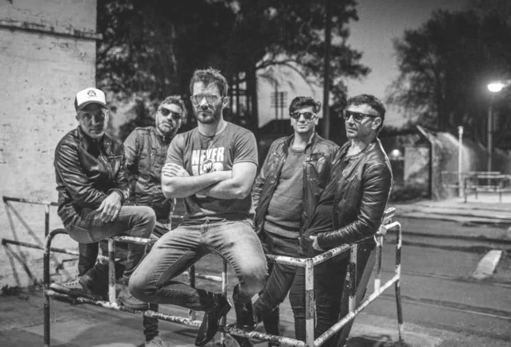 Noesmoscada: "Somos como una familia trabajando para hacer lo que nos gusta" - Noesmoscada recorre desde hace diez años los diferentes escenarios de nuestro país para llevar sus canciones, fusionando el rock con otras manifestaciones musicales que van desde el pop hasta el cuarteto cordobés. Noesmoscada