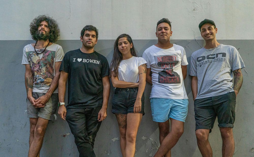 Pasaje Osaka: "Resultó fundamental ser fieles a esa esencia primeriza que nos transmitió cada canción" - Pasaje Osaka se formó en 2016 en la Ciudad de Buenos Aires, más precisamente en Caballito, y lleva justamente el nombre de un pasaje de ese barrio porteño. Su música surge de diversas influencias del indie latinoamericano como Él Mató a un Policía Motorizado, Little Jesus y Paracaidistas; además se nutre del punk y rock argentino alternativo de los '90s. Pasaje Osaka