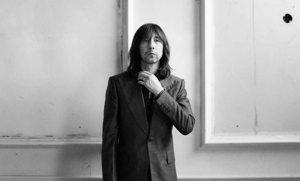 Bobby Gillespie, de Primal Scream: "Necesitamos una revolución ecológica" - Esta mañana de martes, al cantante de Primal Scream se lo nota realmente entusiasmado con Maradona. "Más allá de que era petiso y jugaba contra tipos mucho más grandes y rápidos, su corazón tenía fuerza de sobra. Y eso es por donde había nacido. Nada le iba a impedir llegar adonde quería. Creció en una desventaja total, como millones, y su poder venía de haber sido pobre, aparte de su conciencia de clase. Era un futbolista marxista y revolucionario. Por eso amo a Diego: nunca se olvidó de dónde venía, siempre se juntó con los desposeídos. Era un rebelde, un outsider. Quizás el último héroe obrero a escala global. Y batallaba con un montón de demonios: la cocaína, su adicción por las mujeres, la mafia, la FIFA, la Asociación Italiana de Fútbol… eran batallas dentro de la cancha, en su cuerpo e internamente. Su vida era una guerra constante, pero entretenía al mundo con arte". Primal Scream