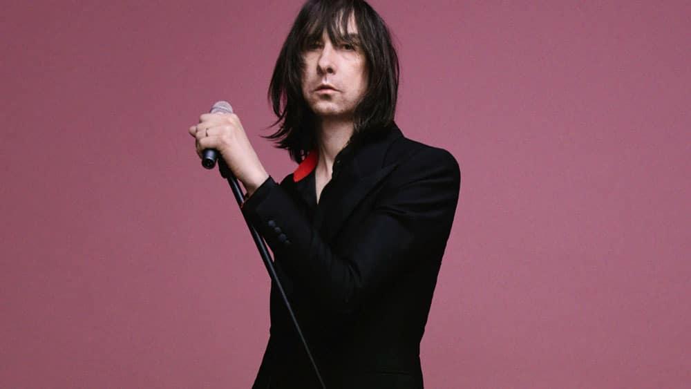 Bobby Gillespie, de Primal Scream: "Necesitamos una revolución ecológica" - Esta mañana de martes, al cantante de Primal Scream se lo nota realmente entusiasmado con Maradona. "Más allá de que era petiso y jugaba contra tipos mucho más grandes y rápidos, su corazón tenía fuerza de sobra. Y eso es por donde había nacido. Nada le iba a impedir llegar adonde quería. Creció en una desventaja total, como millones, y su poder venía de haber sido pobre, aparte de su conciencia de clase. Era un futbolista marxista y revolucionario. Por eso amo a Diego: nunca se olvidó de dónde venía, siempre se juntó con los desposeídos. Era un rebelde, un outsider. Quizás el último héroe obrero a escala global. Y batallaba con un montón de demonios: la cocaína, su adicción por las mujeres, la mafia, la FIFA, la Asociación Italiana de Fútbol… eran batallas dentro de la cancha, en su cuerpo e internamente. Su vida era una guerra constante, pero entretenía al mundo con arte". Primal Scream