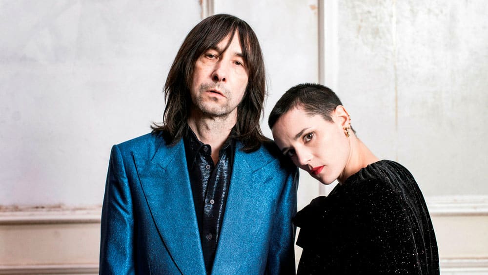 Bobby Gillespie, de Primal Scream: "Necesitamos una revolución ecológica" - Esta mañana de martes, al cantante de Primal Scream se lo nota realmente entusiasmado con Maradona. "Más allá de que era petiso y jugaba contra tipos mucho más grandes y rápidos, su corazón tenía fuerza de sobra. Y eso es por donde había nacido. Nada le iba a impedir llegar adonde quería. Creció en una desventaja total, como millones, y su poder venía de haber sido pobre, aparte de su conciencia de clase. Era un futbolista marxista y revolucionario. Por eso amo a Diego: nunca se olvidó de dónde venía, siempre se juntó con los desposeídos. Era un rebelde, un outsider. Quizás el último héroe obrero a escala global. Y batallaba con un montón de demonios: la cocaína, su adicción por las mujeres, la mafia, la FIFA, la Asociación Italiana de Fútbol… eran batallas dentro de la cancha, en su cuerpo e internamente. Su vida era una guerra constante, pero entretenía al mundo con arte". Primal Scream