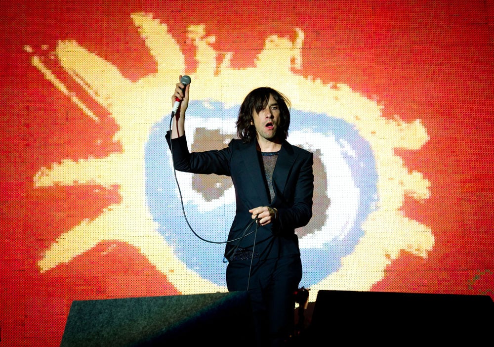 Bobby Gillespie, de Primal Scream: "Necesitamos una revolución ecológica" - Esta mañana de martes, al cantante de Primal Scream se lo nota realmente entusiasmado con Maradona. "Más allá de que era petiso y jugaba contra tipos mucho más grandes y rápidos, su corazón tenía fuerza de sobra. Y eso es por donde había nacido. Nada le iba a impedir llegar adonde quería. Creció en una desventaja total, como millones, y su poder venía de haber sido pobre, aparte de su conciencia de clase. Era un futbolista marxista y revolucionario. Por eso amo a Diego: nunca se olvidó de dónde venía, siempre se juntó con los desposeídos. Era un rebelde, un outsider. Quizás el último héroe obrero a escala global. Y batallaba con un montón de demonios: la cocaína, su adicción por las mujeres, la mafia, la FIFA, la Asociación Italiana de Fútbol… eran batallas dentro de la cancha, en su cuerpo e internamente. Su vida era una guerra constante, pero entretenía al mundo con arte". Primal Scream