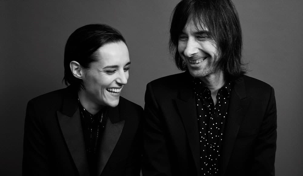 Bobby Gillespie, de Primal Scream: "Necesitamos una revolución ecológica" - Esta mañana de martes, al cantante de Primal Scream se lo nota realmente entusiasmado con Maradona. "Más allá de que era petiso y jugaba contra tipos mucho más grandes y rápidos, su corazón tenía fuerza de sobra. Y eso es por donde había nacido. Nada le iba a impedir llegar adonde quería. Creció en una desventaja total, como millones, y su poder venía de haber sido pobre, aparte de su conciencia de clase. Era un futbolista marxista y revolucionario. Por eso amo a Diego: nunca se olvidó de dónde venía, siempre se juntó con los desposeídos. Era un rebelde, un outsider. Quizás el último héroe obrero a escala global. Y batallaba con un montón de demonios: la cocaína, su adicción por las mujeres, la mafia, la FIFA, la Asociación Italiana de Fútbol… eran batallas dentro de la cancha, en su cuerpo e internamente. Su vida era una guerra constante, pero entretenía al mundo con arte". Primal Scream