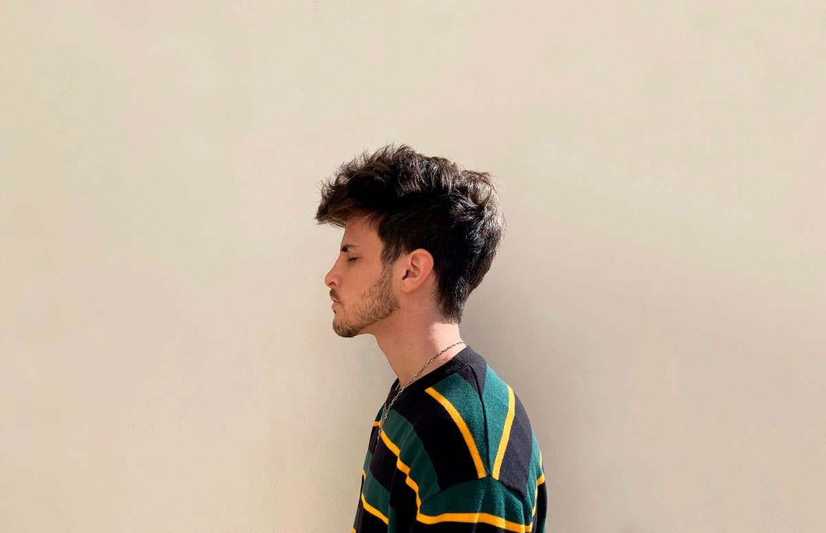 Rafael Consigli: "Soy una persona que pone mucho énfasis en la creación de melodías" - "La letra de la canción es una analogía entre los vaivenes de una relación y, tal como el título lo expresa, un barco a la deriva –explica Rafael Consigli-. Es un tema conciso y cancionero. En esta canción busqué dar un salto en lo que respecta a la calidad de sonido, y sinceramente considero que se logró. Lo cual me pone muy feliz". Rafael Consigli