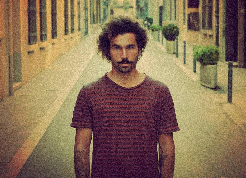 Ricci Nostra: "Este disco significa un montón" - El artista marplatense radicado en Barcelona presenta su segundo álbum, "La maldición del amarre", que combina distintas melodías con una impronta única, destacándose en el género indie. Ricci Nostra