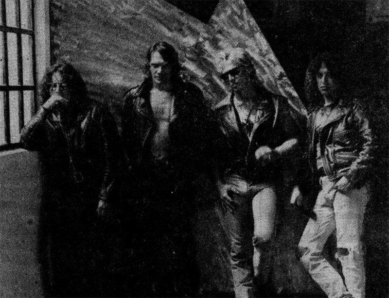 Rescate: Riff vuelve a su formación original para "Zona de nadie" - Si algo caracteriza a los metálicos locales, eso es su tenacidad y perseverancia. Buen ejemplo es el de Pappo quien reunido hace dos años con sus huestes de Riff ahora se prepara para asaltar las bateas con "Zona de nadie". Riff