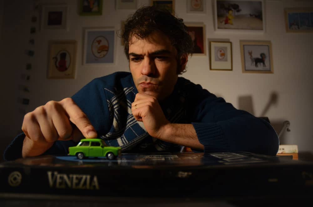Sarasqueta: "Esta canción apareció después de verme en un espejo y no terminar de reconocerme" - "Es un tema muy simple y despojado de arreglos. Es fresco, tiene un estribillo pop y cantable. Me pareció que funcionaba bien acompañado del videoclip. Hasta se llama ‘Sencillo’. Pedía salir solo", cuenta Julen Giménez Sarasqueta acerca de por qué eligió lanzar esta nueva canción como simple y no dentro de un álbum. Sarasqueta