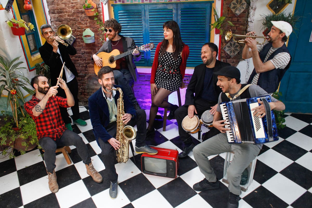 Sobra milonga nos presenta su nuevo disco - "Rumor de orquesta" fue gestado en pandemia con el concepto de compartir su música con artistas que la banda admira y que marcaron su carrera. Cuenta con grandes colaboraciones, como Juanchi Baleiron de Los Pericos y Manuel Moretti de Estelares, entre otros. Sobra milonga