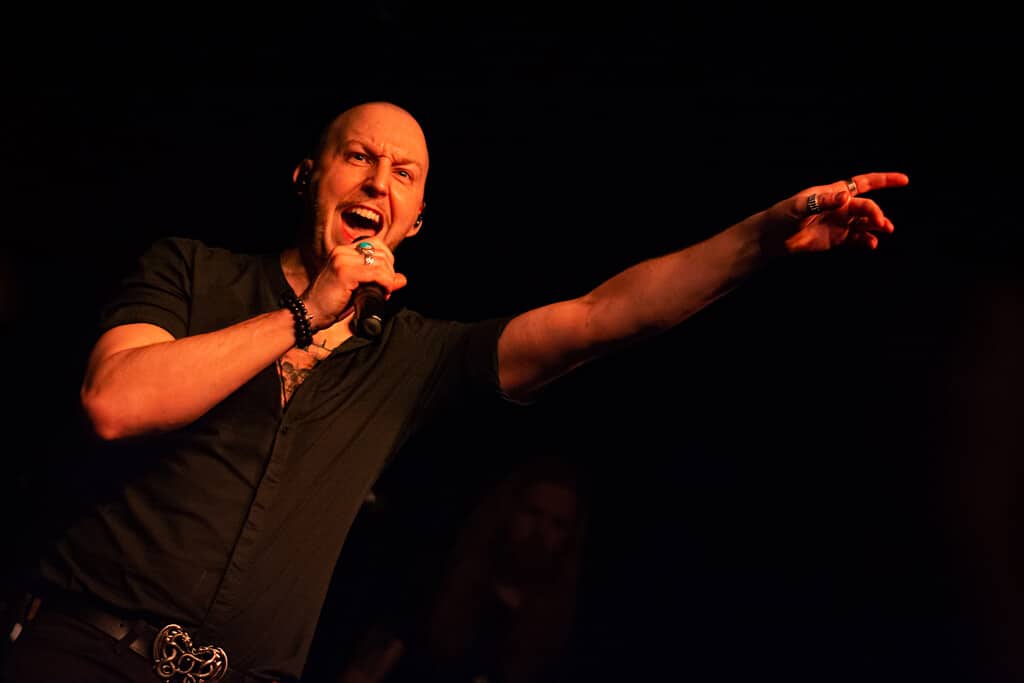Soen en Uniclub: una espera que valió la pena - ¿Dónde me curo cuando el río se seca? / ¿Cómo endulzo lo amargo? / Una palabra decide nuestro destino / nuestro silencio, condena / ¿Nos darías el tiempo que te queda? / ¿Te entregarías a los demás? / Las elecciones nos pertenecen / pero el fracaso, lo compartiremos. (“Illusion”, Soen) Soen