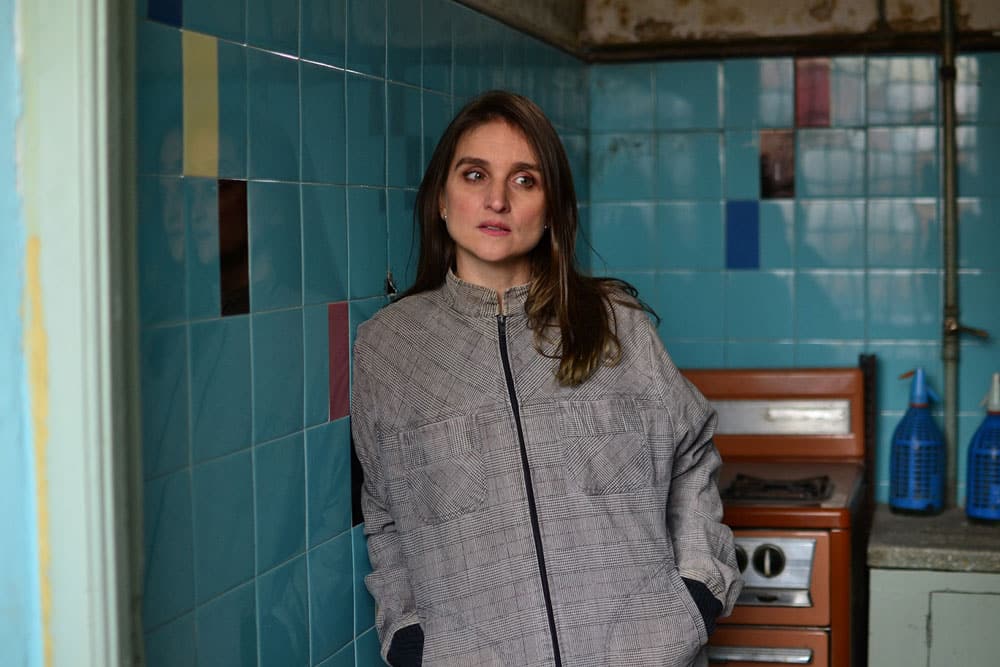 Sofi Posse: "Encarar este proyecto era una deuda pendiente" - "El año pasado fue para muchos un año en donde las emociones que transitamos fueron muy intensas y distintas a las que estábamos habituados –señala Sofi Posse-. ‘Abrojos’ es un recorrido por esas emociones, que van modificándose con el transcurrir del tiempo. Con el disco busqué mostrar distintas caras. Todos tenemos nuestro lado de luz y de oscuridad y quise no solo dar cuenta de ese contraste, sino también registrar que los procesos difíciles son transitorios y que finalmente terminan para dar lugar al disfrute y al bálsamo esperado". Sofi Posse