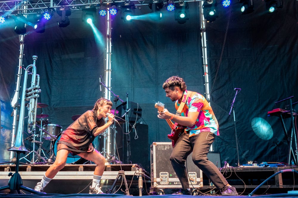 Sol Pereyra: "La música es un lenguaje universal, derriba fronteras" - El show fue una fiesta, terminó siendo una bomba que nos sorprendió. Eso que nosotros venimos tocando mucho y estamos muy aceitados como trío. Obviamente que pasen cosas como las que pasaron en el Cosquín a uno les sorprende. Hubo una cantidad de gente que se fue acercando al escenario. Empezamos tocando primero con un número reducido de personas y, de golpe, se empezaron a acercar personas que venían de los otros escenarios donde habían finalizado otros shows, y terminamos el nuestro con un público sumamente colmado. Bailando, pidiendo otra... cosa que a veces eso no sucede en estos festivales que son tan vertiginosos. Fue muy hermosa la experiencia. Es mi tercera vez en el Cosquín Rock como Sol Pereyra, pero quizás fue ésta la que se llevó mi corazón. Porque la verdad es que la pasamos increíble, y hubo una cosa muy fuerte con el público, se sintió una energía muy singular. Sol Pereyra. Foto: Lucas Mangi