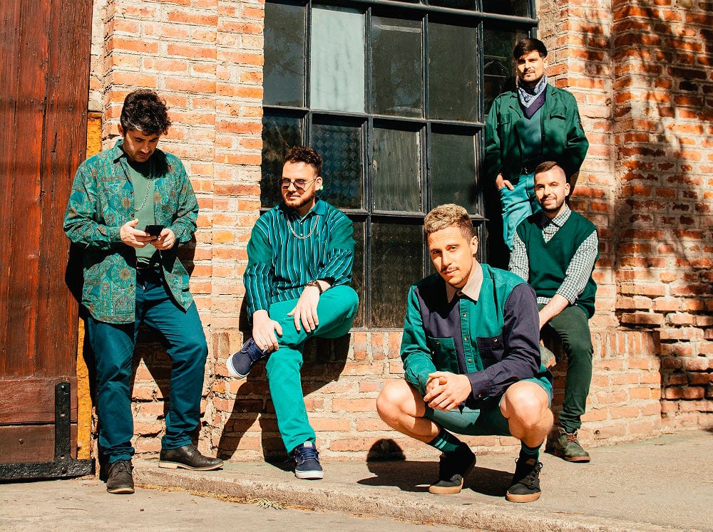 Son De Ahí: "Estamos muy felices y cómodos con el sonido que logramos" - El conjunto cordobés que fusiona rock, reggae, ska y pop presenta su nuevo álbum "Turista en tu ciudad" con la participación de Fidel Nadal como invitado y con un show en Studio Theatre luego de una gira por México. Son De Ahí