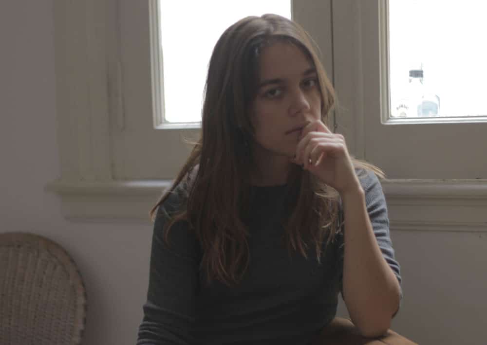 Sonia Z: "Amo todas mis canciones, pero ésta me toca en otro lugar" - "De este lado de la vida" habla de un momento de pérdida, duelo y de las preguntas que surgen de esas emociones. La cantante se anima a explorar el campo de lo femenino dentro del mundo melódico del dream pop. Además, desde muy chica comenzó a escribir sobre sus experiencias y en la música encontró una manera de expresar su mundo interior. Sonia Z