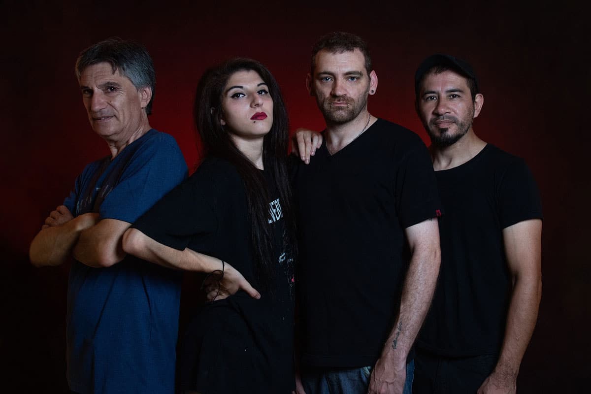 Aluminé: "Costó poder coordinar todo, pero lo logramos" - “‘Veneno’ trata de una mujer o un hombre, depende como se mire, que sufre violencia física y verbal, del descargo hacia su pareja y de su reflexión sobre la situación –cuenta el guitarrista Sebastián Aluminé-. Musicalmente intentamos plasmar la bronca que expresa la letra, pero sobre todo desde las guitarras y el bajo”. Aluminé