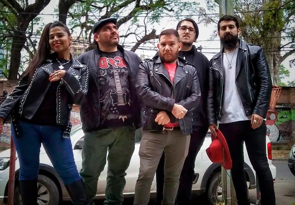Aneurixma: "Crecimiento, aprendizaje y experiencias son sinónimos de este momento" - Aneurixma nace como proyecto durante octubre del 2014 y actualmente está integrada por Walter Barros en la voz; Adriana Salado en bajo; Pol Díaz Morán como primera guitarra; Sebastián Belixan en segunda guitarra; y Lucas Alderete Covi en batería. Las letras de la agrupación denominada La Bestia tienen diferentes matices y tintes que atraviesan el amor, la lujuria y la pasión. Además, hacen referencia a personajes urbanos e iconos sociales. aneurixma