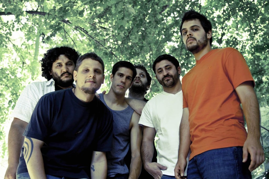 Haciendo ruido con la vanguardia al fondo - El sexteto oriundo de Munro e integrado por Gonzalo Fernández y Guido Parisi (guitarras), Ignacio Basello (bajo), Juan Franke (voz), Juan Manuel Fernández (batería) y Mauro Meinardo (percusión) acaba de lanzar su excelente tercer álbum de estudio, "Atropello Carregal y la moral de la naturaleza". atropello carregal