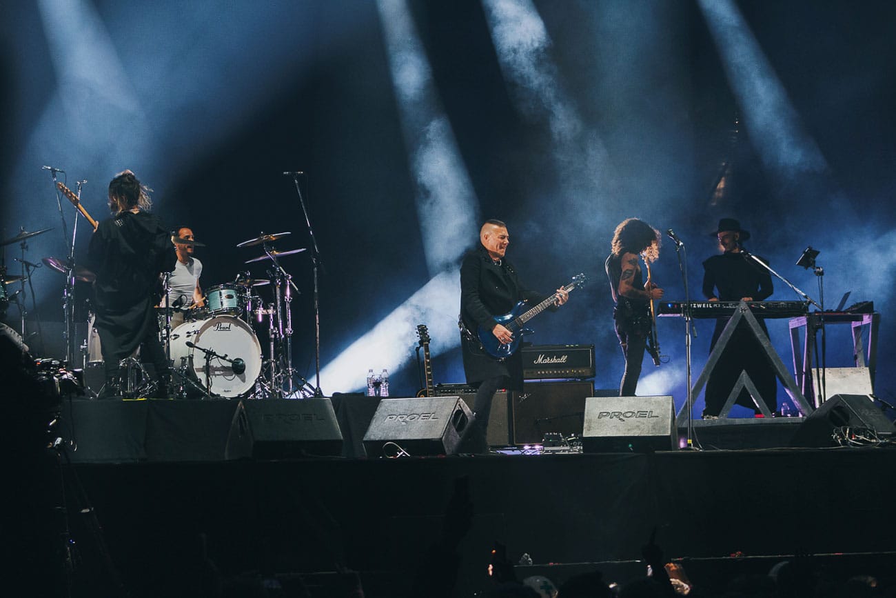 Quilmes Rock, día 2: un cierre emotivo - Del otro lado del predio, Barbi Recanati arremetía con su rock garagero y espacial y sentenciaba: “Acá están los emos tristes”, a la par que remarcaba la importancia del cupo femenino en los festivales antes de interpretar “A la luz” con su estribillo “se va a caer, se va a caer”. catupecu 1