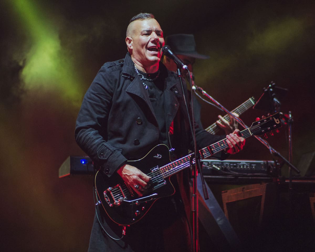 Quilmes Rock, día 2: un cierre emotivo - Del otro lado del predio, Barbi Recanati arremetía con su rock garagero y espacial y sentenciaba: “Acá están los emos tristes”, a la par que remarcaba la importancia del cupo femenino en los festivales antes de interpretar “A la luz” con su estribillo “se va a caer, se va a caer”. Catupecu Machu. Foto: Kevin Luries
