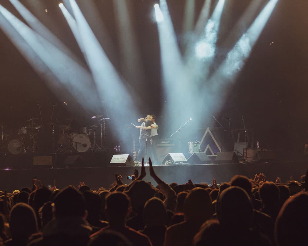 Quilmes Rock, día 2: un cierre emotivo - Del otro lado del predio, Barbi Recanati arremetía con su rock garagero y espacial y sentenciaba: “Acá están los emos tristes”, a la par que remarcaba la importancia del cupo femenino en los festivales antes de interpretar “A la luz” con su estribillo “se va a caer, se va a caer”. Catupecu Machu. Foto: Kevin Luries