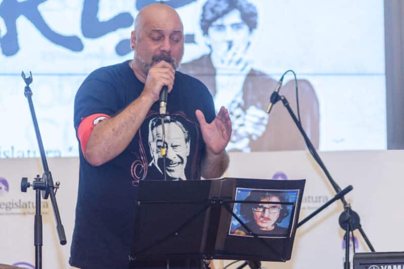 "Clics modernos" festejó los 40 - En una emotiva ceremonia en la Legislatura porteña se rindió un cálido homenaje a Charly García al cumplirse cuatro décadas del lanzamiento de "Clics modernos", uno de sus mejores discos. También se recordó a "Confesiones de invierno", de Sui Generis, por sus 50 años. Homenaje a Charly García en la Legistlatura. Foto: Karina Dos Santos