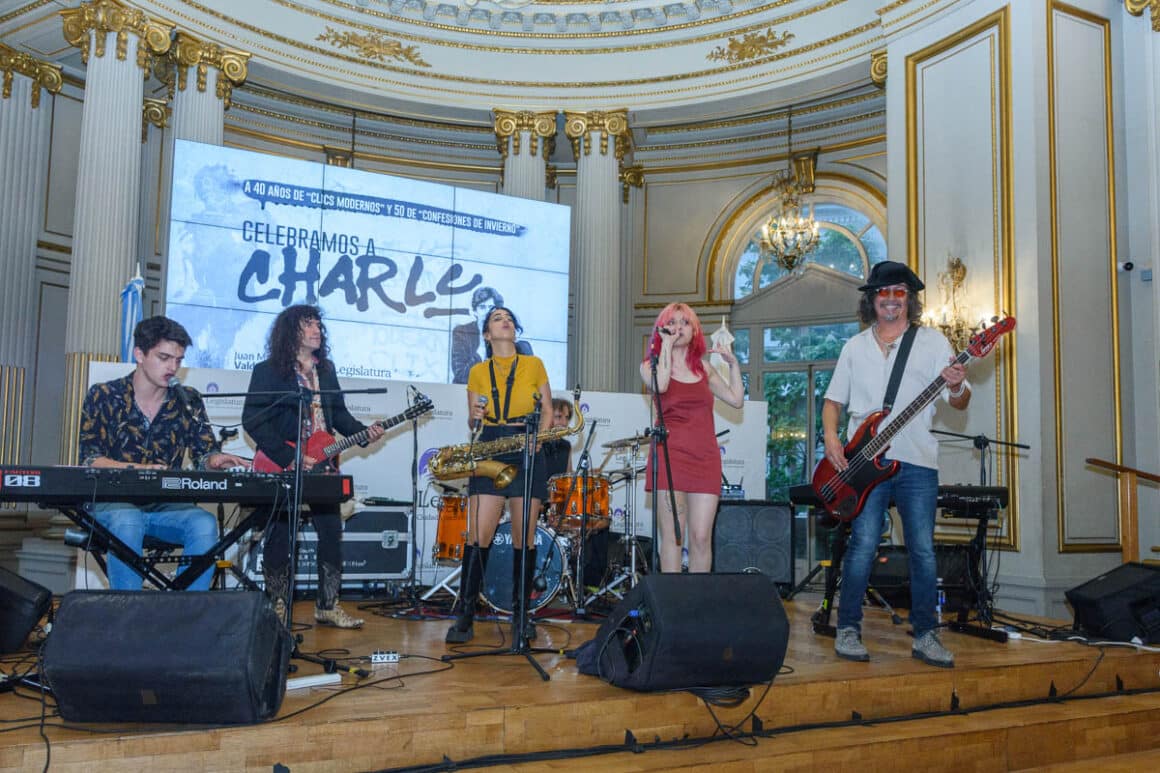 "Clics modernos" festejó los 40 - En una emotiva ceremonia en la Legislatura porteña se rindió un cálido homenaje a Charly García al cumplirse cuatro décadas del lanzamiento de "Clics modernos", uno de sus mejores discos. También se recordó a "Confesiones de invierno", de Sui Generis, por sus 50 años. charly 19