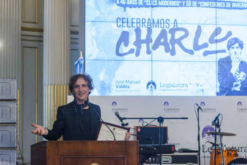 "Clics modernos" festejó los 40 - En una emotiva ceremonia en la Legislatura porteña se rindió un cálido homenaje a Charly García al cumplirse cuatro décadas del lanzamiento de "Clics modernos", uno de sus mejores discos. También se recordó a "Confesiones de invierno", de Sui Generis, por sus 50 años. Homenaje a Charly García en la Legistlatura. Foto: Karina Dos Santos