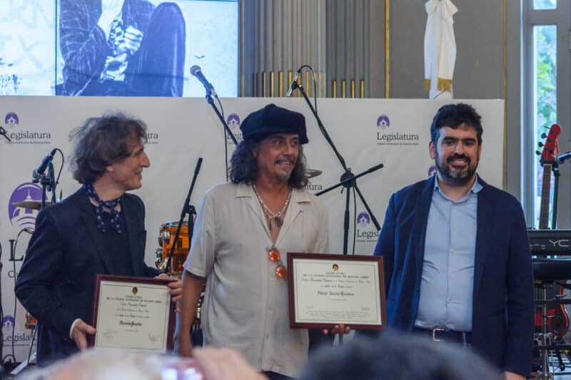 "Clics modernos" festejó los 40 - En una emotiva ceremonia en la Legislatura porteña se rindió un cálido homenaje a Charly García al cumplirse cuatro décadas del lanzamiento de "Clics modernos", uno de sus mejores discos. También se recordó a "Confesiones de invierno", de Sui Generis, por sus 50 años. Homenaje a Charly García en la Legistlatura. Foto: Karina Dos Santos