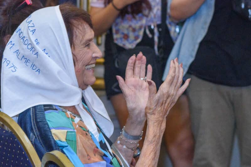 "Clics modernos" festejó los 40 - En una emotiva ceremonia en la Legislatura porteña se rindió un cálido homenaje a Charly García al cumplirse cuatro décadas del lanzamiento de "Clics modernos", uno de sus mejores discos. También se recordó a "Confesiones de invierno", de Sui Generis, por sus 50 años. Homenaje a Charly García en la Legistlatura. Foto: Karina Dos Santos