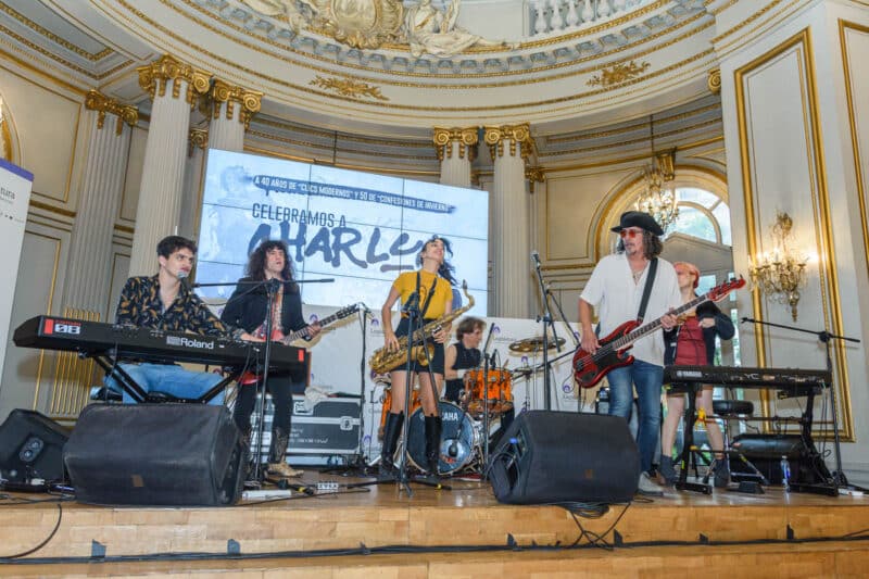 "Clics modernos" festejó los 40 - En una emotiva ceremonia en la Legislatura porteña se rindió un cálido homenaje a Charly García al cumplirse cuatro décadas del lanzamiento de "Clics modernos", uno de sus mejores discos. También se recordó a "Confesiones de invierno", de Sui Generis, por sus 50 años. Homenaje a Charly García en la Legistlatura. Foto: Karina Dos Santos