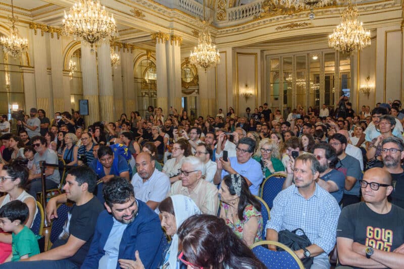 "Clics modernos" festejó los 40 - En una emotiva ceremonia en la Legislatura porteña se rindió un cálido homenaje a Charly García al cumplirse cuatro décadas del lanzamiento de "Clics modernos", uno de sus mejores discos. También se recordó a "Confesiones de invierno", de Sui Generis, por sus 50 años. Homenaje a Charly García en la Legistlatura. Foto: Karina Dos Santos
