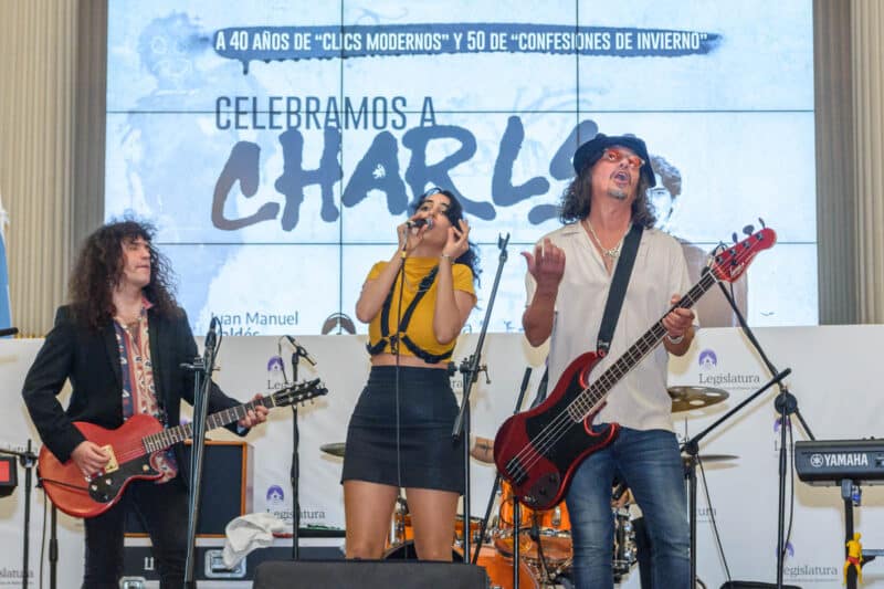 "Clics modernos" festejó los 40 - En una emotiva ceremonia en la Legislatura porteña se rindió un cálido homenaje a Charly García al cumplirse cuatro décadas del lanzamiento de "Clics modernos", uno de sus mejores discos. También se recordó a "Confesiones de invierno", de Sui Generis, por sus 50 años. Homenaje a Charly García en la Legistlatura. Foto: Karina Dos Santos