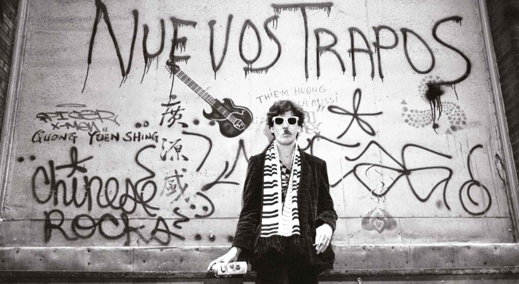 "Clics modernos" cumple cuatro décadas - La división conceptual entre la línea marcada por las formas convencionales que habían dado origen y marcado el carácter del rock argentino y los nuevos patrones estéticos, sonoros y visuales, que dictaba una nueva generación surgida en los tempranos '80 como canal conductor del clima juvenil social de algarabía ante los inéditos aires de libertad, quedó definitivamente zanjada el 5 de noviembre de 1983 cuando Charly García, figura asociada a un pasado glorioso del movimiento, lanzaba Clics Modernos, su segundo disco solista. Charly en New York. Foto: Uberto Sagramoso