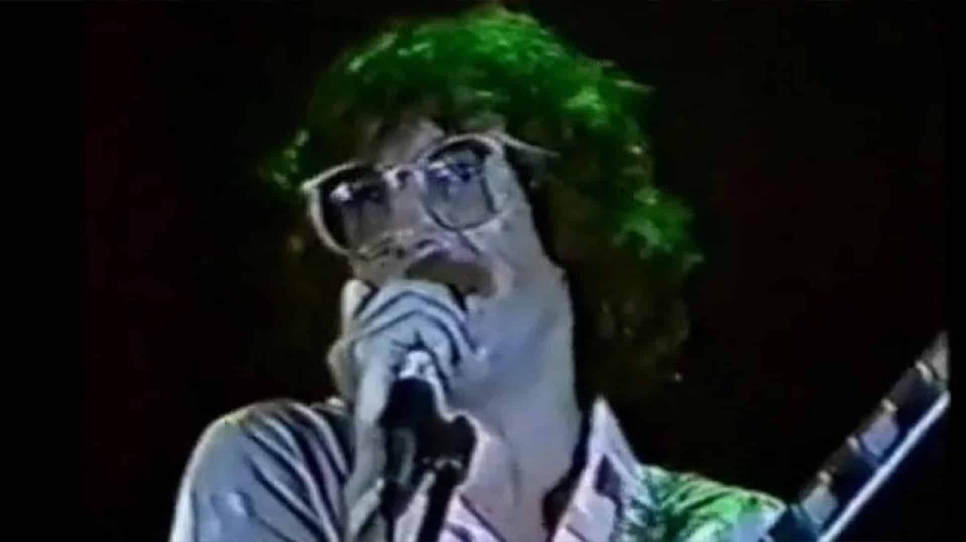 El día que Charly García bombardeó Buenos Aires - A bordo de una limusina rosa junto a los músicos de su banda, luego de ser anunciado por un presentador francés y con la melodía de una reconocida “chanson” de fondo , Charly García ingresaba al escenario montado en la cancha de Ferro la calurosa noche del domingo 26 de diciembre de 1982, para protagonizar un memorable show que daba inicio formal a su etapa solista, el cual quedó grabado a fuego en la memoria colectiva por su impactante final en el que un bombardeo de pirotecnia destruyó la ciudad armada como escenografía, como corolario de la elíptica interpretación de “No bombardeen Buenos Aires”. charly ferro 82