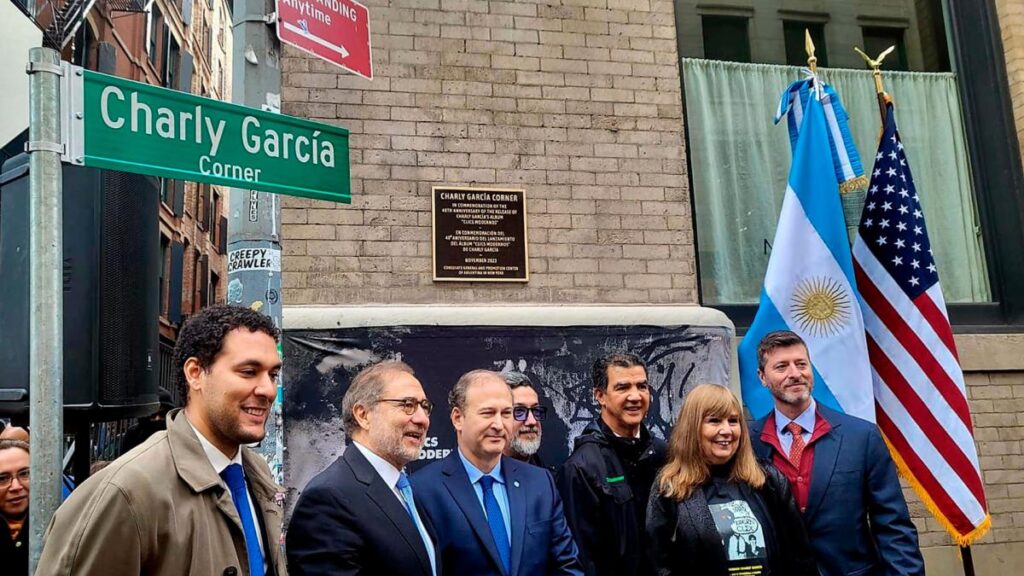 La esquina de Charly en NYC - La Charly García Corner -en Walker Street y Cortlandt Alley, cerca del SoHo de Manhattan- es un homenaje al ídolo a cuatro décadas del que es, para muchos, el mejor álbum de Charly García. Inauguración de la Charly García Corner. Foto: Cancillería
