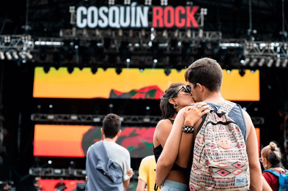Cosquín Rock 2022: Razones para llegar temprano - Se sabe que los artistas centrales y más convocantes comienzan sus sets con la caída del Sol. Pero por qué perderse la posibilidad de ver bandas nuevas, no mainstream, en un predio tan imponente como lo es el Aeródromo de Santa María de Punilla. Aquí algunas bandas que valen la pena ser vistas y que justifican el hecho de llegar temprano los días 12 y 13 de febrero. cosquin 2